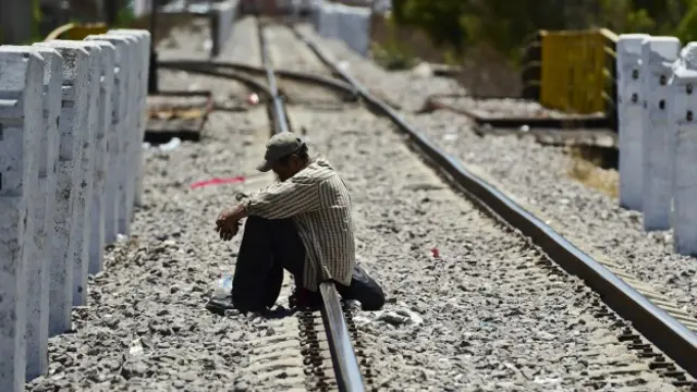 Migrante centroamericano espera el tren conocido como La Bestia en Apizaco, Puebla. Foto: AFP/Getty
