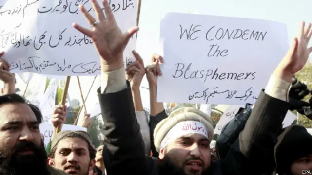 وکلاء نے بھی توہین آمیز خاکے کی اشاعت کے خلاف عدالتوں کا بائیکاٹ کیا ہے اور احتجاجی ریلیاں نکالی ہیں