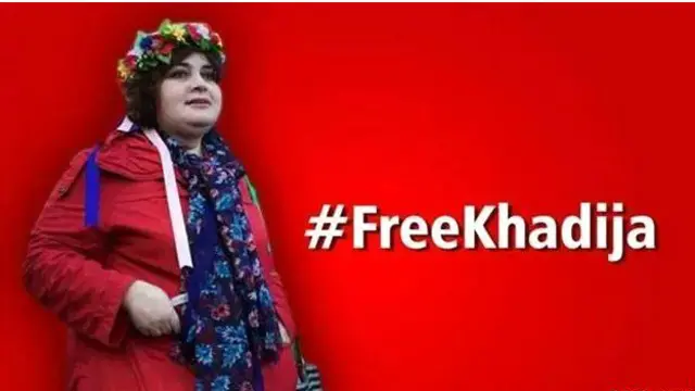 Fəalların saxlanılması bir neçə gün öncə şəhərdə “Xədicə İsmayılovaya azadlıq!" şüarların peyda olmasından sonra baş verir, AXCP iddia edir.