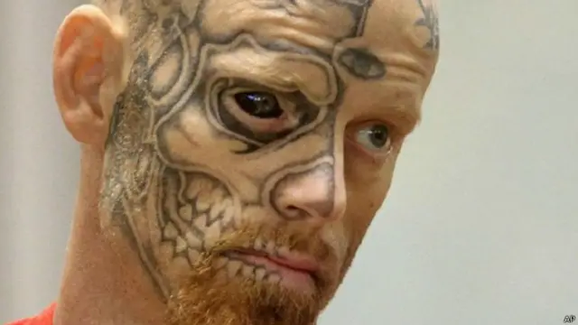 आंखों में टैटू