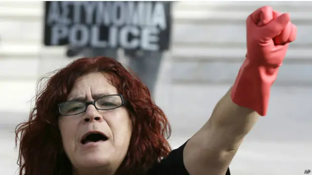 Mujer con mano enguantada.