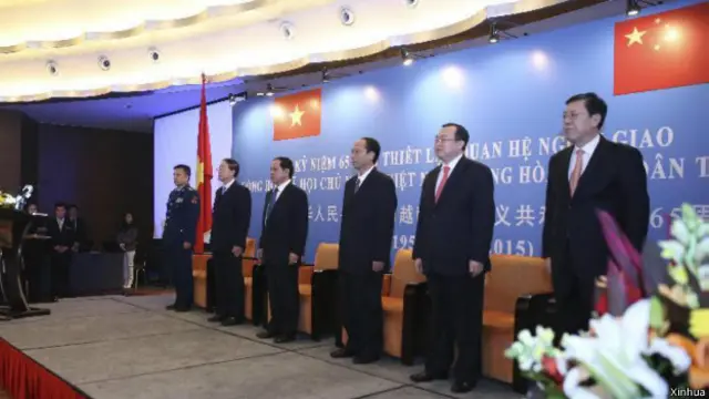 Đại sứ Việt Nam tại Trung Quốc (thứ ba từ trái sang) trong lễ kỷ niệm 65 năm thành lập quan hệ ngoại giao giữa hai nước tại Bắc Kinh