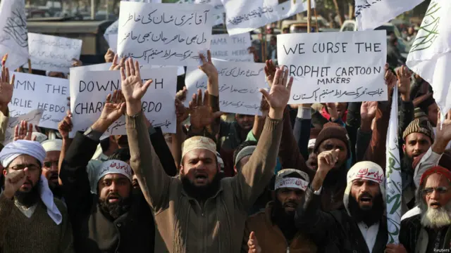 فرانسیسی رسالے میں پیغمبرِ اسلام کے خاکے کی اشاعت کے خلاف پاکستان میں جمعے کو یومِ احتجاج منایا جا رہا ہے۔