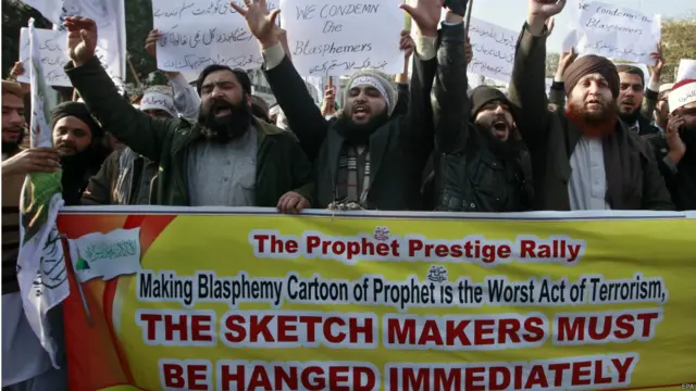 مظاہرین توہین آمیز خاکہ بنانے والے افراد اور اسے شائع کرنے والے رسالے کے خلاف نعرے بازی کرتے رہے۔