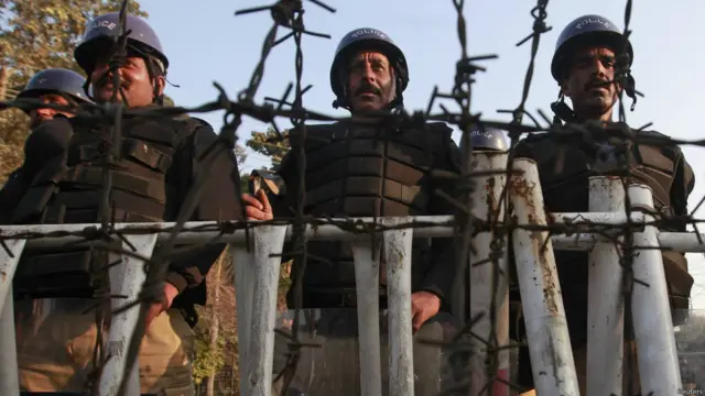 لاہور میں مظاہروں کے خدشے کے پیشِ نظر امریکی قونصلیٹ کی جانب جانے والی سڑک رکاوٹیں لگا کر بند کر دی گئی اور وہاں پولیس کی بھاری نفری تعینات رہی۔