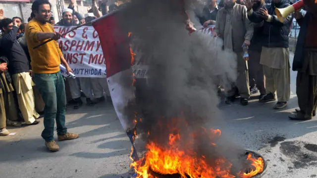 ملتان میں مظاہرین نے ٹائر جلا کر سڑک بند کر دی اور فرانس کا قومی پرچم بھی نذرِ آتش کیا۔