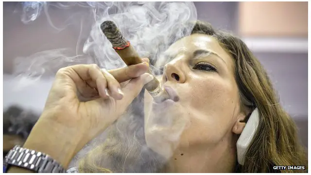 خبریالان وايي امریکایان به کولای شي چې د ۱۰۰ ډالرو په ارزښت تنباکو او الکولي مشروبات له کیوبا نه امریکا ته له ځان سره یوسي. دا په دې مانا ده چې د امریکا له خوا پر کیوبايي سیګارو بندیز لری شوی دی.