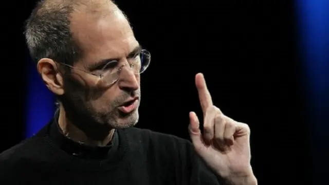 القضية استندت بشكل كبير إلى رسائل بريد إلكترونية بين بعض المديرين التنفيذيين لشركات التكنولوجيا من بينهم ستيف جوبز الرئيس السابق لآبل