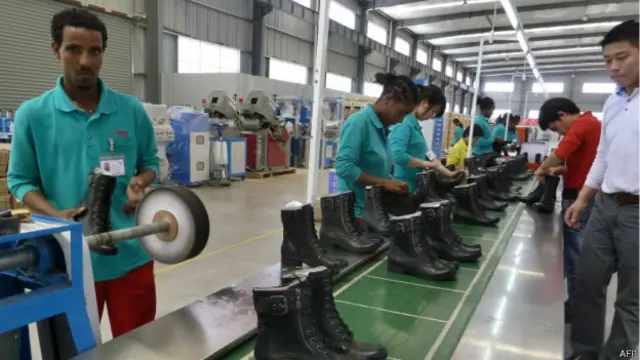 中国在非洲投资建设的制鞋厂。