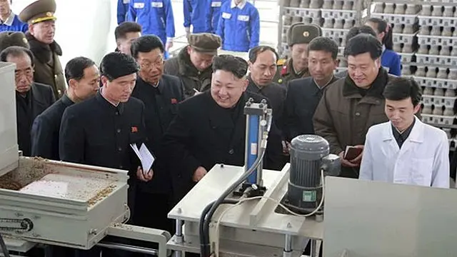 Ông Kim Jong-un tới thăm và úy lạo công nhân ở một nhà máy của Bắc Hàn.