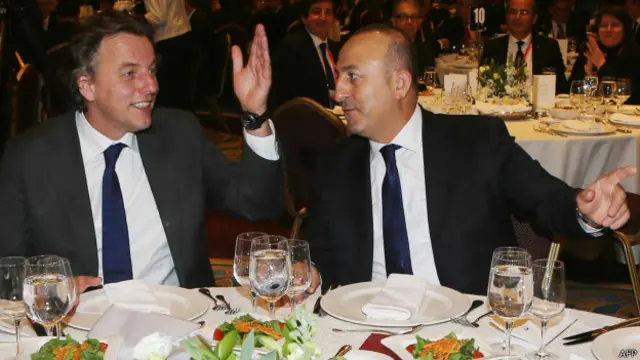 Hollanda Dışişleri Bakanı Bert Koenders, Türkiye ziyareti sırasında Dışişleri Bakanı Mevlüt Çavuşoğlu ile birlikte yemek yemişti. 