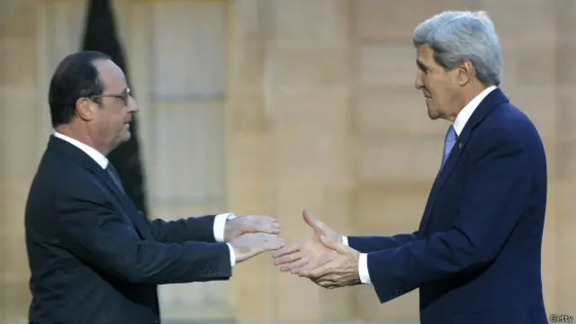 Hollande recibió al secretario de Estado de EE.UU., John Kerry, quien le ofreció la solidaridad de su país.