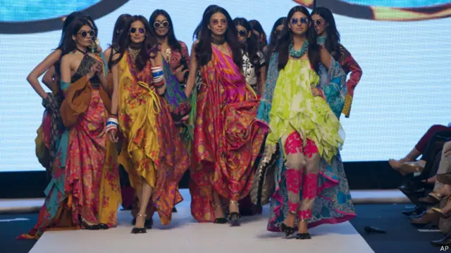 منتظمین کو امید ہے کہ فیشن انڈسٹری پاکستان کی تصویر کو تبدیل کرنے کے ساتھ کمائی کا راستہ بھی کھول سکے گی