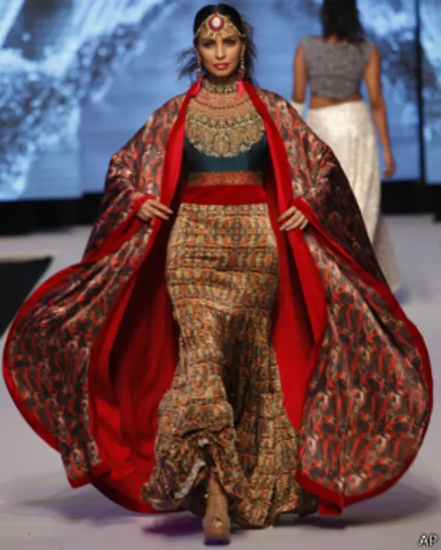 پاکستانی ڈیزائنر آہستہ آہستہ برطانیہ کے بازاروں میں اپنی جگہ مستحکم کر رہے ہیں اور وہ لندن، برمنگھم اور مانچیسٹر میں اپنا کام شروع کر رہے ہیں