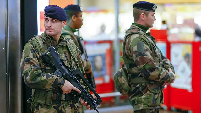 فرانس میں تقریباً ایک لاکھ 20 ہزار پولیس اور فوجی اہلکار تعینات ہیں۔