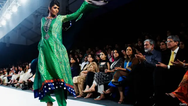ایک رپورٹ کے مطابق پاکستان کے فیشن ڈیزائنروں کاروبار اب اربوں ڈالر تک پہنچ چکا ہے