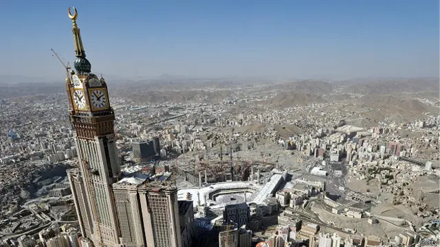 مکہ میں بھی بلندی پر گھڑیال لگا منادی دیتا ہے