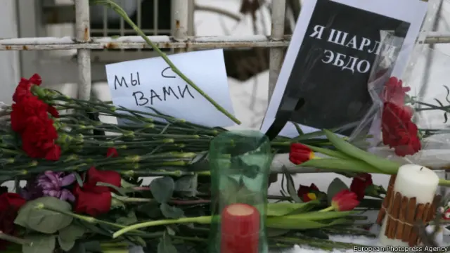 शार्ली एब्दो में मारे गए लोगों को श्रद्धांजलि