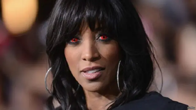 هناك تأثير مختلف لوضع العدسات اللاصقة الملونة عن عمل وشم مقلة العين