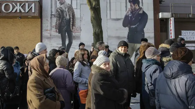 Мешканці Донецька в черзі за гуманітарною допомогою від Ріната Ахметова