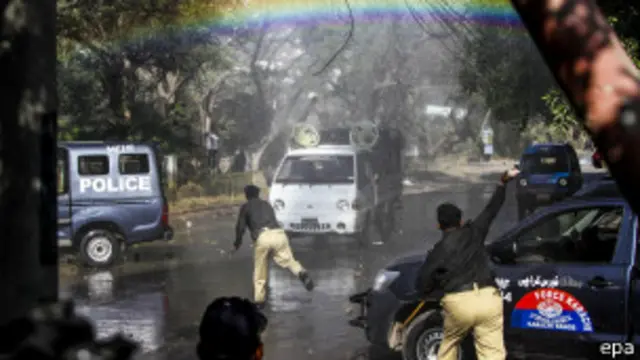 ရဲတွေက ရေပိုက်တွေနဲ့ ထိုးပြီး လူအုပ်ကို တားဆီးခဲ့