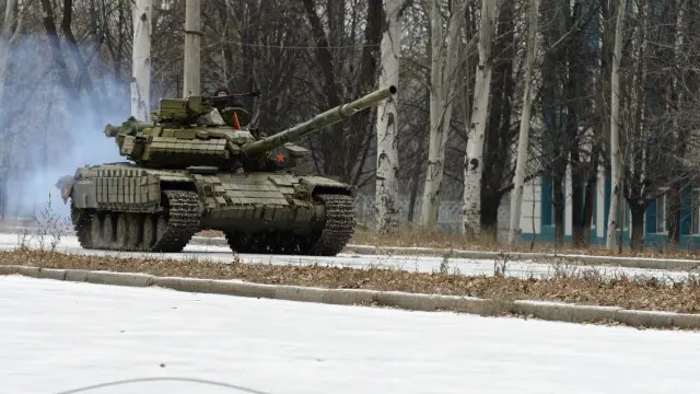 دونیتسک میں روس کا تیار کردہ ٹینک بغیر کسی لائسنس نمبر پلیٹ کے گشت کرتے ہوئے