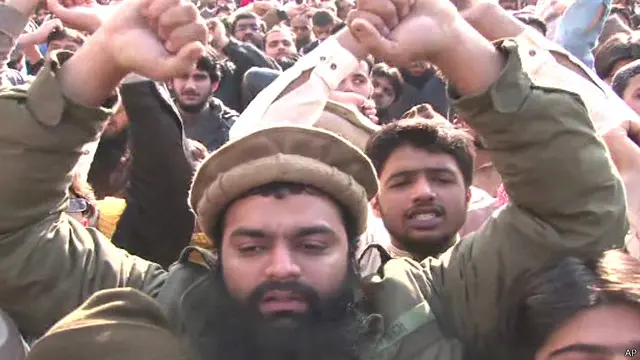 Di Karachi, Pakistan, sekelompok orang juga menggelar unjuk rasa anti 'Charlie Hebdo' yang berakhir rusuh.