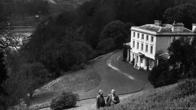 Агата Кристи с супругом у своего поместья в Девоншире