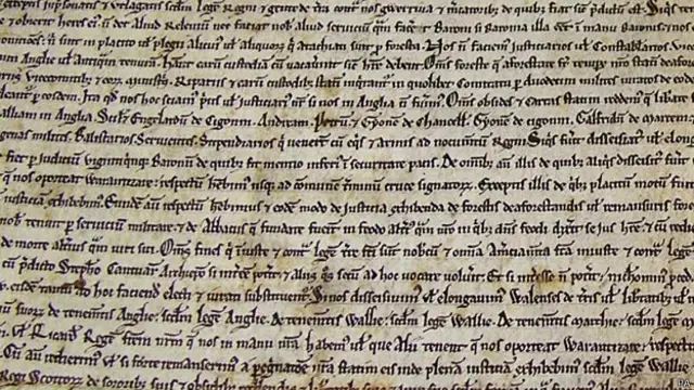 1215年约翰国王与反叛贵族签署的和平协议是用拉丁文在兽皮上书写的。它在1217年重新发表时更名为“大宪章”。