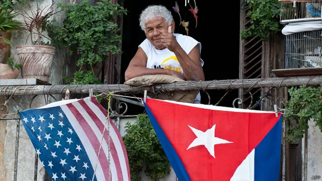 señora cubana con banderas de cuba y estados unidos