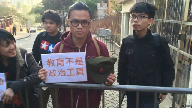 約有10名香港學生抗議團體「學民思潮」成員到電台外抗議