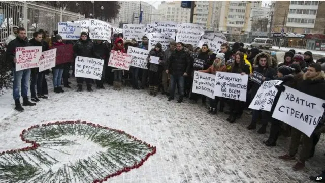 Москвичи выражают солидарность с Charlie Hebdo возле посольства Франции