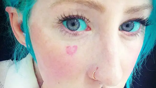 غاريث تقول إن ردود الفعل على شكل عينيها بعد الوشم كانت إيجابية بشكل عام