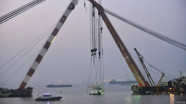 6时半,沉船整体打捞出水,救助人员立即对沉船进行抽水排水,搜救人员进入船舱搜寻清理失踪人员。