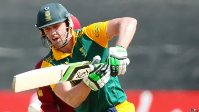 جنوبی افریقہ کی جانب سے اے بی ڈویلیئر نے چھ چوکوں کی مدد سے 81 رنز بنائے