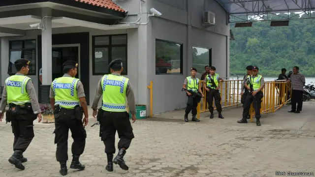 Penjagaan aparat kepolisian dilakukan di dermaga menuju Nusa Kambangan menjelang eksekusi mati, Sabtu (17/01).