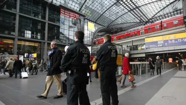 جرمنی میں حکام کے مطابق شدت پسندوں کی دھمکیوں کے بعد ملک میں ریلوے سٹیشنوں کے باہر پولیس کی اضافی نفری تعینات کر دی گئی ہے