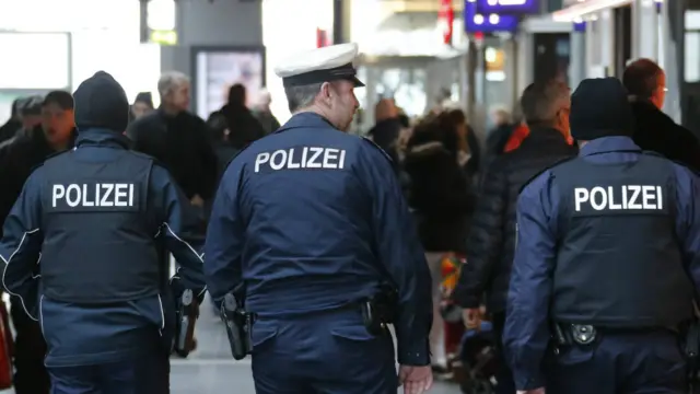 پیرس میں گذشتہ ہفتے ہونے والے حملے میں 17 افراد کی ہلاکت کے بعد کئی یورپی ممالک نے سکیورٹی میں اضافہ کر دیا ہے۔