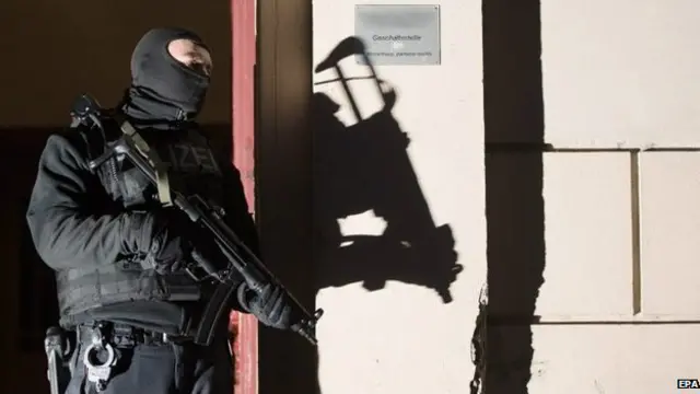 Polisi Inggris mengatakan, penangkapan perempuan berusia 18 tahun ini terkait penangkapan pria 21 tahun pada tahun lalu.