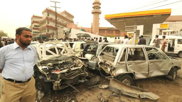 لاہور میں احمدیوں کی مرکزی عباتگاہ گڑھی شاہو پر حملے کے بعد کا منظر