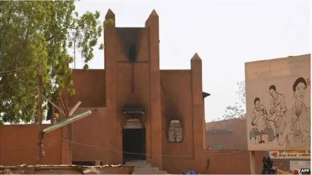 Gereja dan Pusat Budaya Prancis menjadi sasaran para demonstran