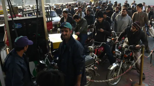 جنوری کے آغاز میں پیٹرول کی قیمتوں میں کمی کے بعد پاکستان کے صوبہ پنجاب میں پیٹرول کا بڑا بحران پیدا ہو گیا تھا