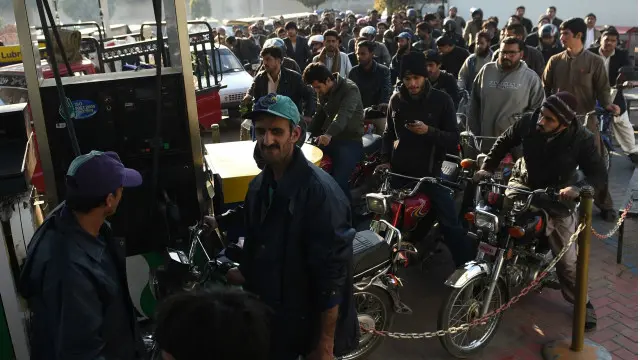 وزیراعظم نے کہا کہ بحران کے حل اور عوام کو فوری ریلیف کی فراہمی کیلئے ہرممکن اقدامات کیے جائیں گے