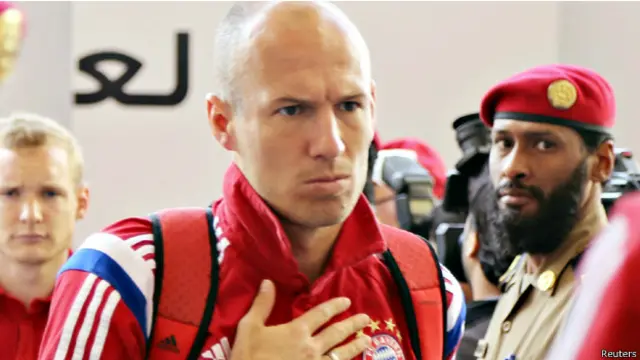 ارين روبن وفريقه لدى وصولهم الى الرياض يوم السبت