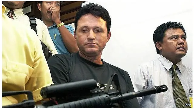 Marco Archer Cardoso Moreira (tengah) adalah warga negara Brasil yang telah dieksekusi mati Minggu (18/01) dini hari di LP Nusa Kambangan. 