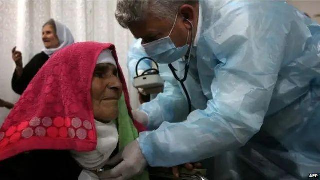 Seorang perempuan Yazidi yang baru dibebaskan diperiksa di Pusat Kesehatan 