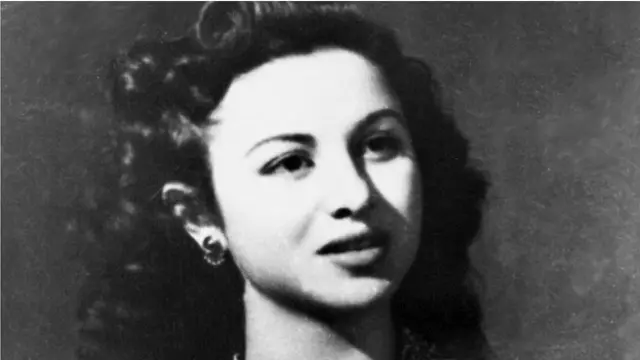 د مصري لیکوالو او نقادانو ټولنې په ۲۰۰۰ کال هغې ته په مصري سینما کې د (پېړۍ ستورې) لقب ورکړ.‌
