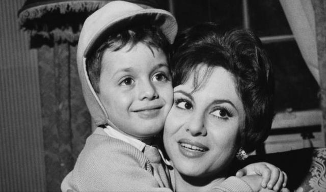 له عز الدین ذوالفقار نه د نادیه ذوالفقار په نامه ددواړو یوه لور پیدا شوه،‌ او عمر الشریف نه یې یو زوی (طارق الشریف) پیدا شو.
