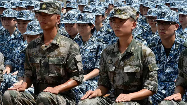 解放军驻港部队向香港市民表演步操（1/7/2013）