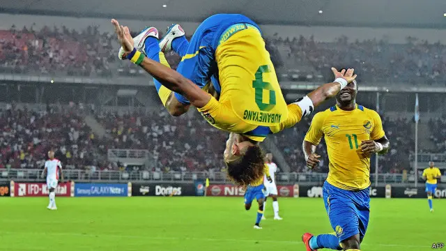 مهاجم الجابون بيير- أميرك أيوباميانغ يحتفل بطريقته فرحا بهدف سجله في مرمي بوركينا فاسو في مباراة الافتتاح.